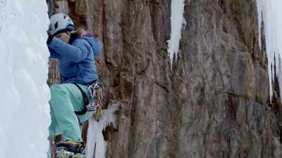 {\an1}But climbing is different. - Human: The World Within