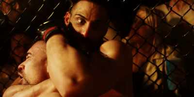 {\an1}(CROWD'S SHOUTS BECOME DISTANT) - Romper Stomper