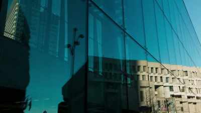 {\an1}(distant helicopter flying) - City Hall