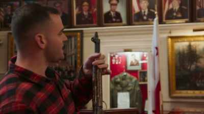 {\an1}He started waving the rifle
around the room, - City Hall