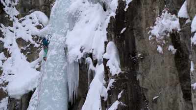 {\an1}-High-altitude ice climbing
is the ultimate test - Human: The World Within