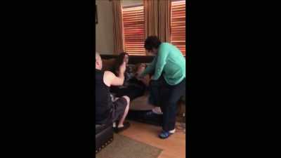 {\an1}I splashed her, it got her
pretty good in the face, - Mysteries of Mental Illness