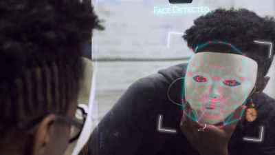 {\an1}I take off the white mask,
not so much. - Coded Bias