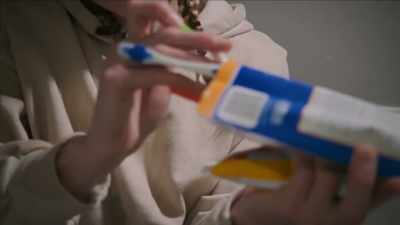 {\an1}I use, like, eight to 12
toothbrushes in one session. - Mysteries of Mental Illness