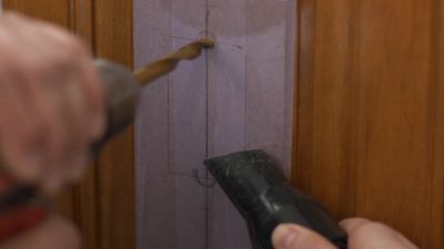{\an1}I'm gonna start with the drill,
with a small bit. - Ask This Old House