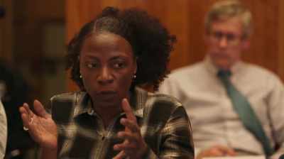 {\an1}It should, it should have its
focus come from the community. - City Hall