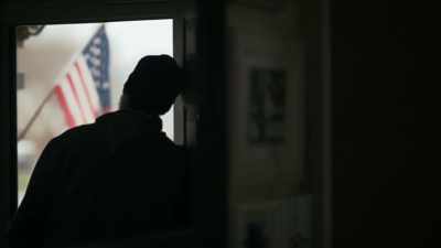 {\an1}NARRATOR: Like many traumatized
veterans and first responders, - Mysteries of Mental Illness