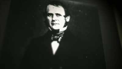 {\an1}NARRATOR: Thomas Kirkbride...
A Quaker doctor... - Mysteries of Mental Illness