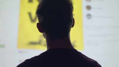 {\an1}One Facebook message
shown just once - Coded Bias