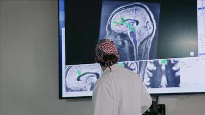 {\an1}Our current investigative
strategy is that we're looking - Mysteries of Mental Illness