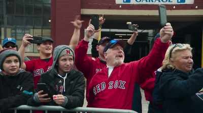 {\an1}(raucous cheering) - City Hall