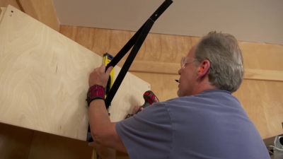 {\an1}Richard: Then we can mount the
bracket and attach the heater. - Ask This Old House