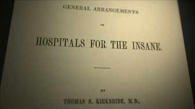 {\an1}Robert Kirkbride is
Thomas' distant relative. - Mysteries of Mental Illness