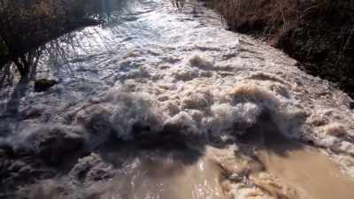 {\an1}The constant flow of water
through rivers - Human: The World Within