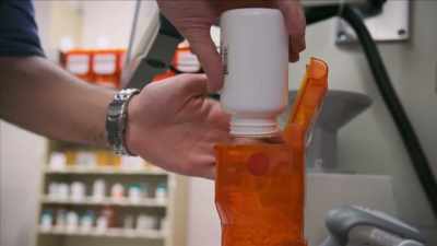 {\an1}The pharmacy at Cook County - Mysteries of Mental Illness