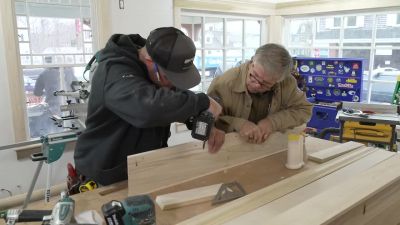 {\an1}Tom: And screws pull everything
together nice and tight. - This Old House