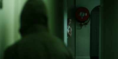 {\an1}- What are you doing there?
- I made 'em change me room. - Romper Stomper