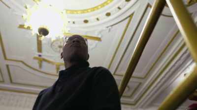 {\an1}You suffer in silence,
because, as a Black man, - Mysteries of Mental Illness