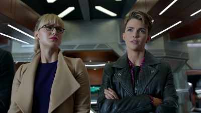 {\an5}- Lena killed you.
- Yeah. Only for a little while. - Batwoman