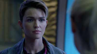 {\an5}Listen, Oliver told me - Batwoman
