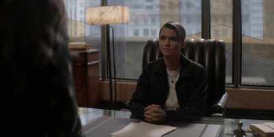 {\an5}So, Tim "The Titan" Teslow,
obviously you know the basics, right? - Batwoman