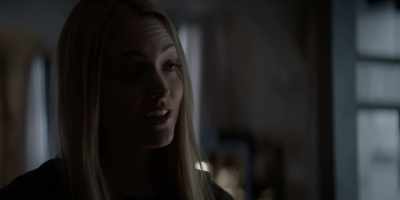{\an5}- That's your pep talk?
- Yeah. I'm needed elsewhere. - Batwoman
