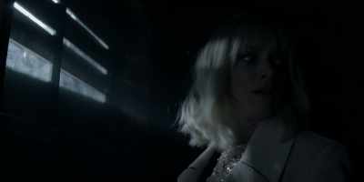 {\an5}- This used to be her house.
- Whose house? - Batwoman