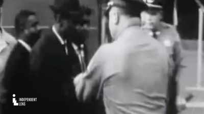 {\an7}[indistinct chatter, shouts] - Coded Bias