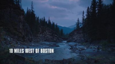 {\an8}10 MILES WEST OF BOSTON - The Last of Us