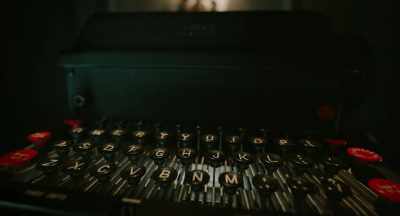 {\an8}A typewriter. - A Haunting in Venice