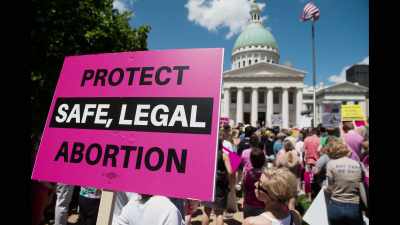 {\an8}ABORTO SEGURO E LEGAL - Rita Moreno: Just a Girl Who Decided to Go for It
