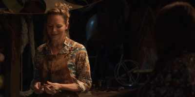 {\an8}Actually, I feel really proud of her, - Surviving Summer