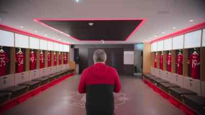 {\an8}ALBERT MORGAN
MAN UTD KIT MAN 1996-2013 - Beckham