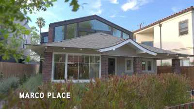 {\an8}[Alexia] I'm having
an open house with influencers. - Buying Beverly Hills