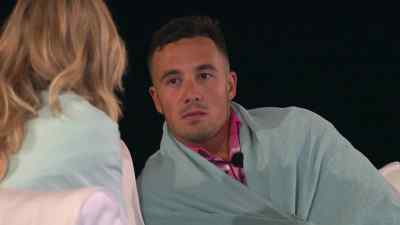 {\an8}[all exclaim, laugh] - Love Island Australia