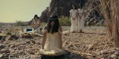 {\an8}And she comes to the Nile,
and she hears a crying. - Testament: The Story of Moses