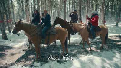 {\an8}And eventually my
grandparents took over, - A Maple Valley Christmas