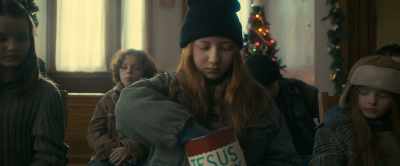 {\an8}And made a little money. - The Best Christmas Pageant Ever