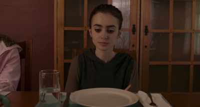 {\an8}And there's no point pretending to eat - To the Bone