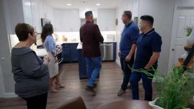 {\an8}And what you guys
had before was not... - Renovation Impossible