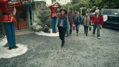 {\an8}And if you need
a Christmas tree, - A Maple Valley Christmas
