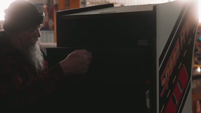 {\an8}[announcer] Let's have a nice hand
for Ray Romano. - Still Standing