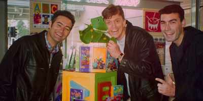 {\an8}[Anthony] And wherever
The Wiggles go and sing and play, - Hot Potato: The Story of The Wiggles