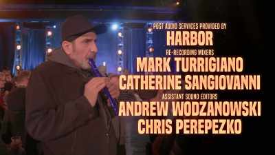 {\an8}- [audience laughing]
- [recorder continues playing] - Dave Attell: Hot Cross Buns