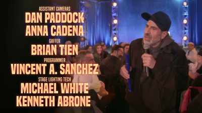 {\an8}- [audience laughing]
- So, back it up, Skyler. Let's back it up. - Dave Attell: Hot Cross Buns
