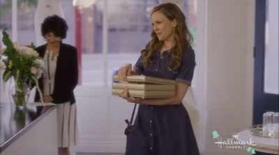 {\an8}Becca, these are gorgeous. - The Last Bridesmaid
