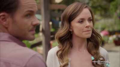 {\an8}Becca. Time to taste
the appetizers. - The Last Bridesmaid
