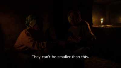 {\An8}Bite!
They can't be smaller than this. - Honeyland