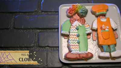 {\an8}[Brian]
I've made a clown costume - Halloween Cookie Challenge