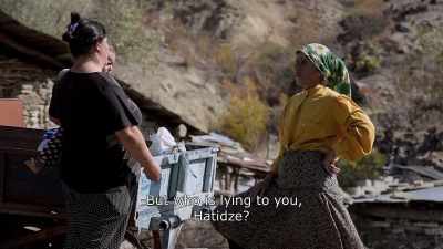 {\An8}But who is lying to you, Hatidze? - Honeyland